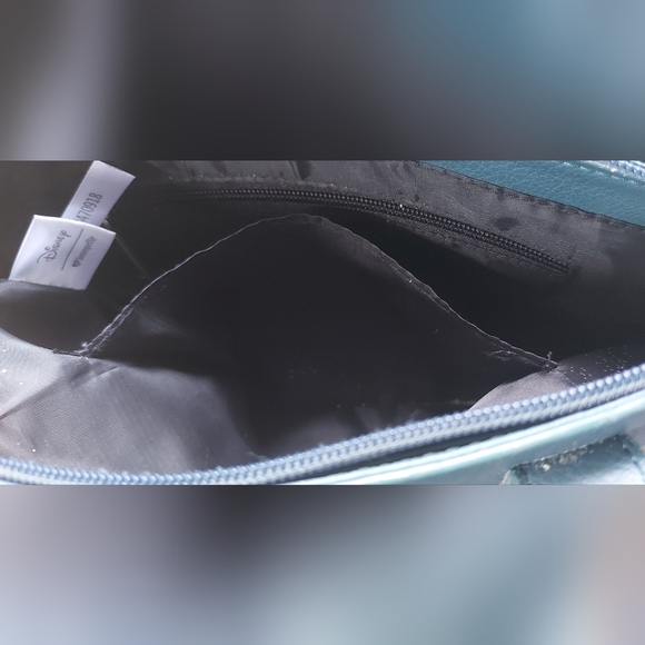 Loungefly Peter Pan & Tinkerbell pixie dust carryall - Picture 11 of 12